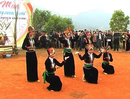 Las danzas populares de los Kho Mu - ảnh 1